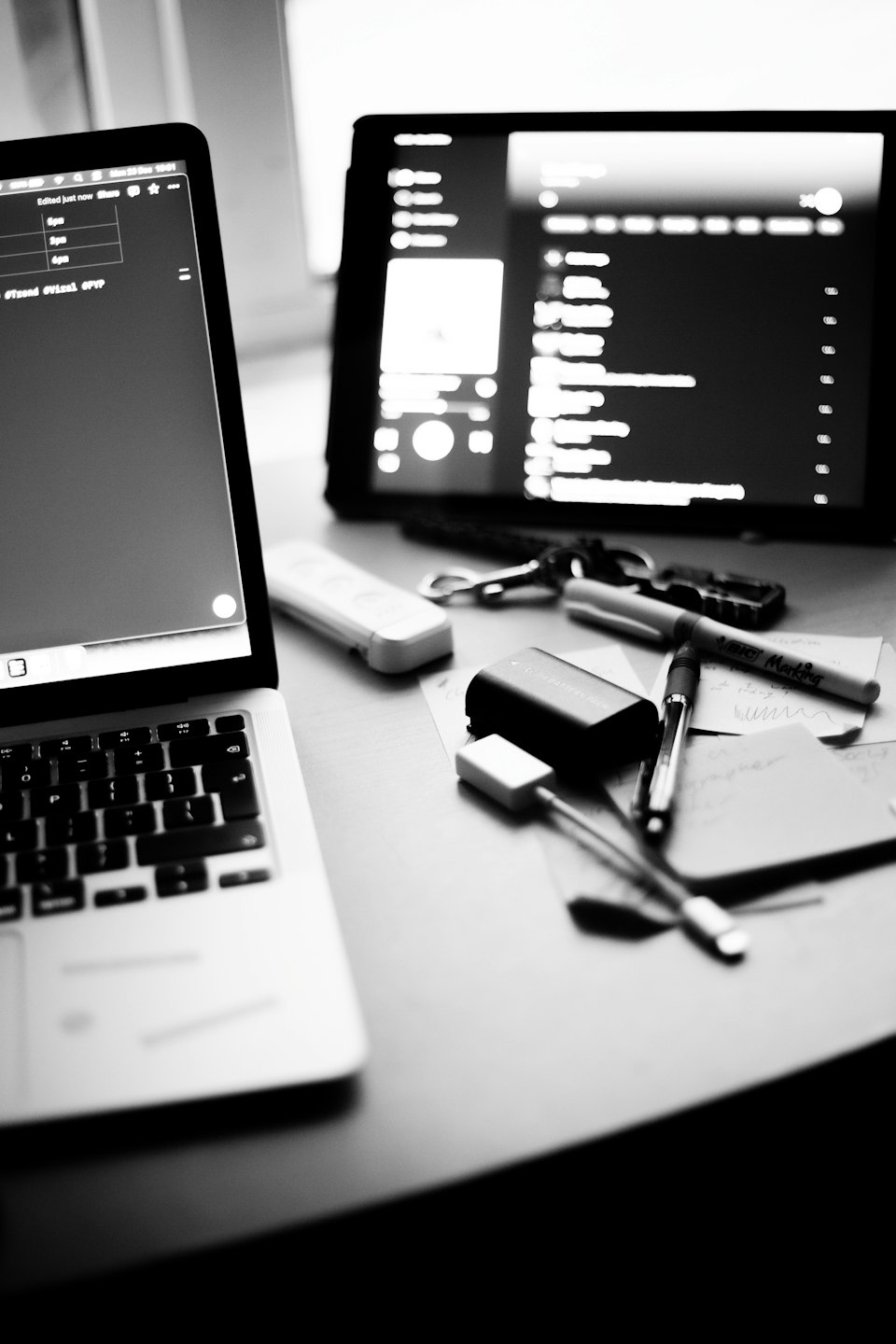 Ordinateur portable et tablette avec des accessoires de bureau sur un bureau en bois.